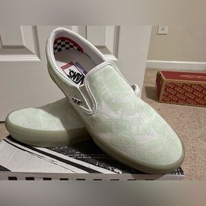 NWT Men’s Classic Slip-On Shoes, Glow in the Dark, Whitw, size 9 shoes